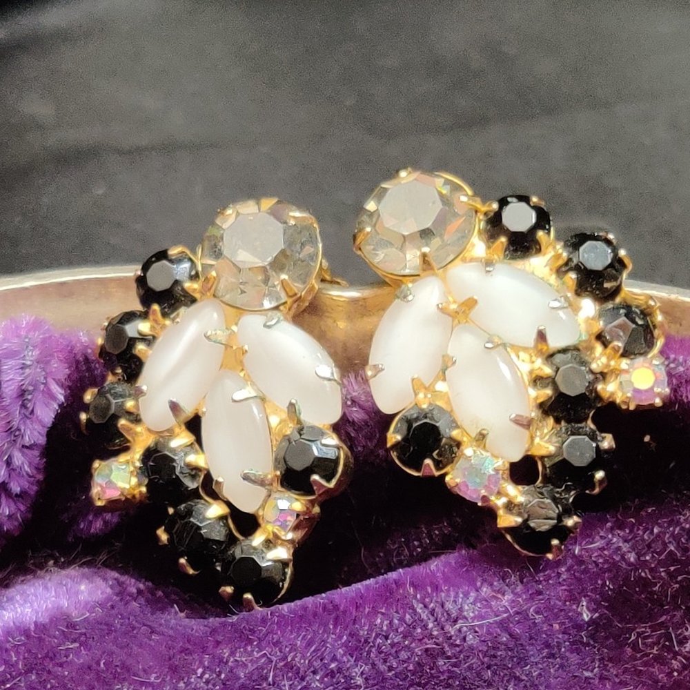 Vintage Midcentury MOD B&W Milk Jet Glass Earrings